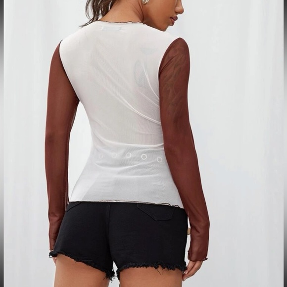 BROWN MESH GRAPHIC TOP🖤 - Picture 3 of 3